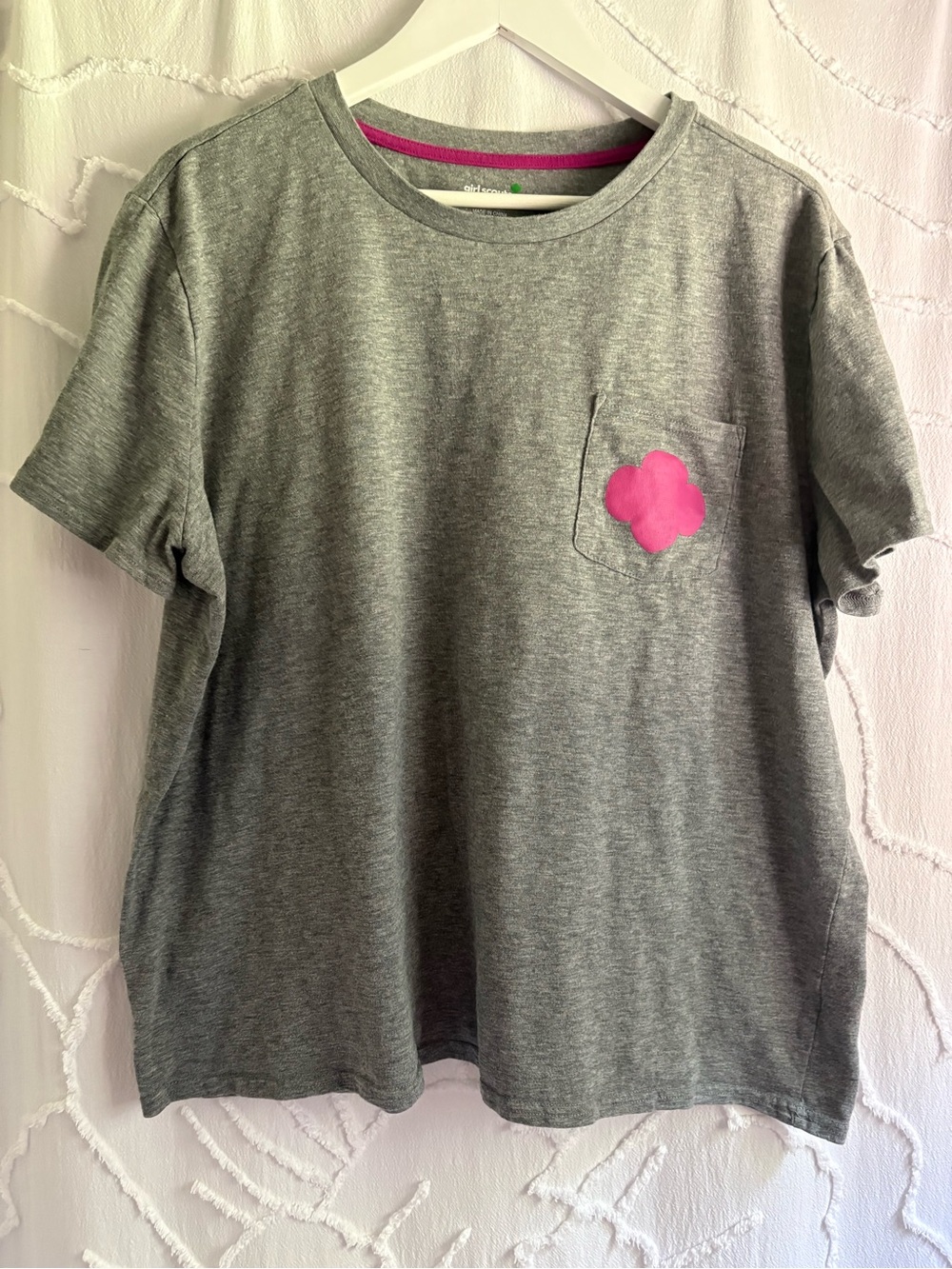 Girl Scouts Adult XL Gray Pocket T-Shirt Pink Trefoil Logo Graphic Tee Casual